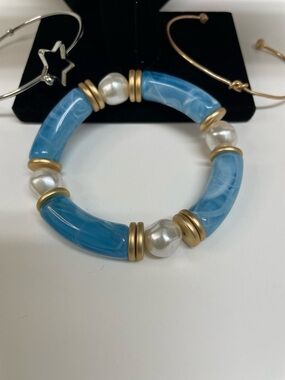 Plunder Blue Pearl & Gold Accent Stretch Bracelet